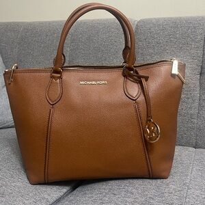 Michael Kors Sierra Medium Messenger Crossbody Luggage Brown Leather Bag